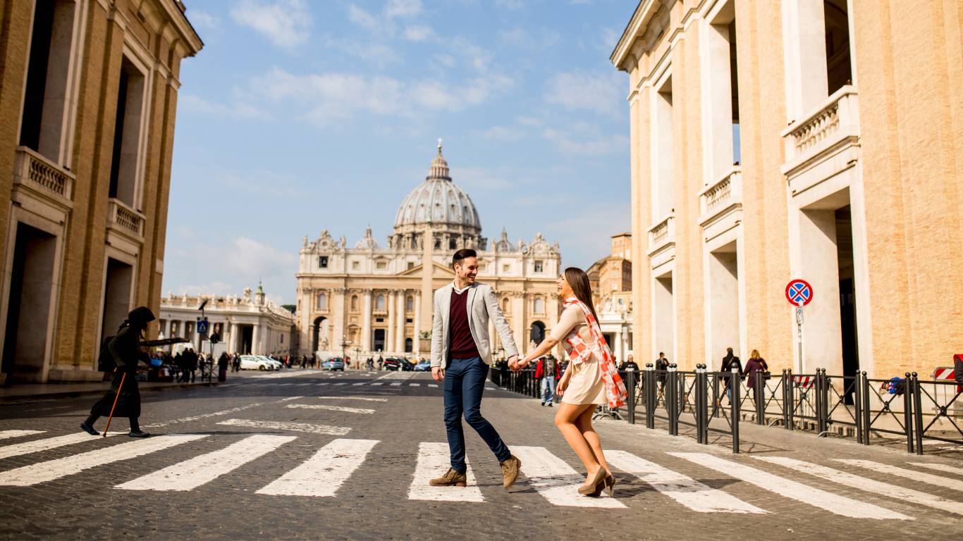Rome-Life-Hotel-Roma-loving-couple-vatican-italy